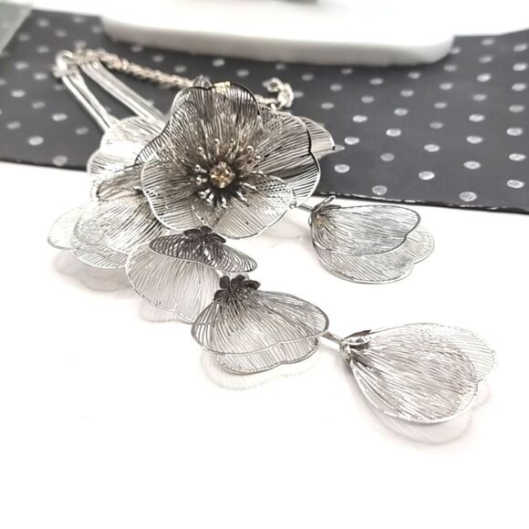 New ZARA cascading flowers choker necklace in silver - Picture 6 of 12